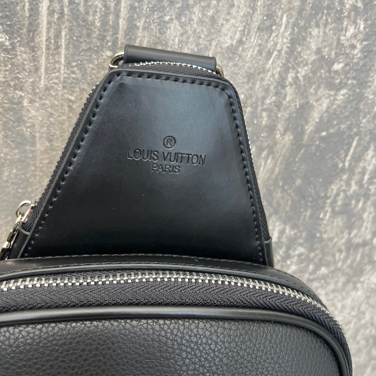 LV Avenue Slingbag NM Black