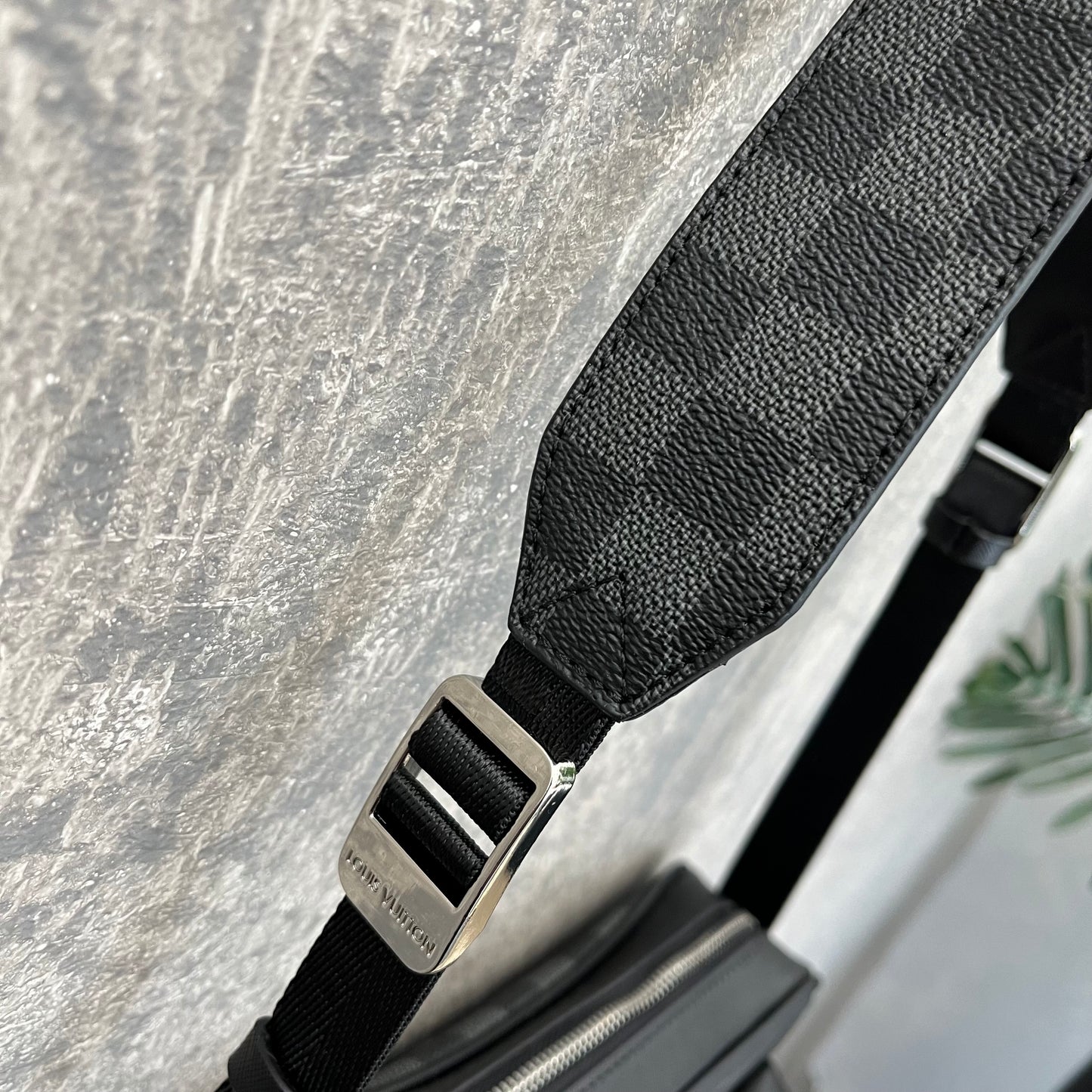 LV Outdoor Messenger Damier