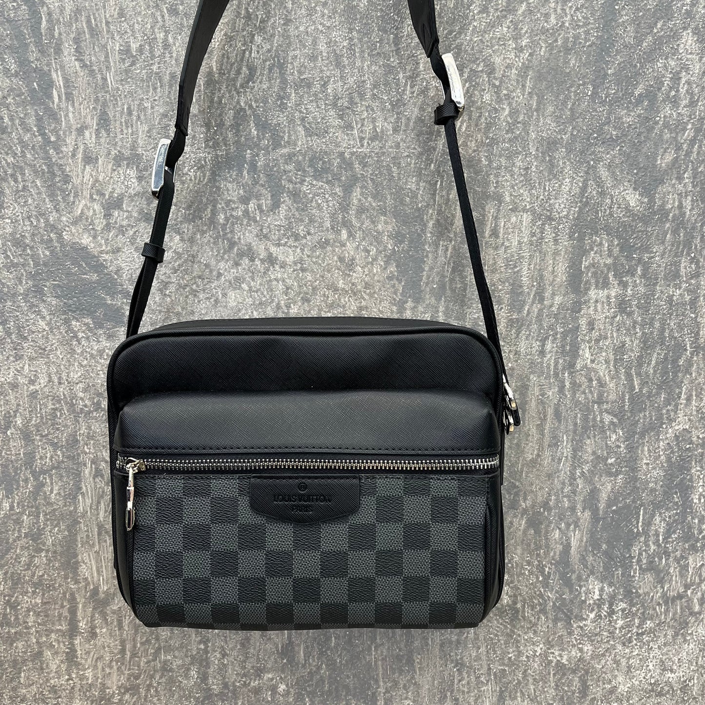 LV Outdoor Messenger Damier