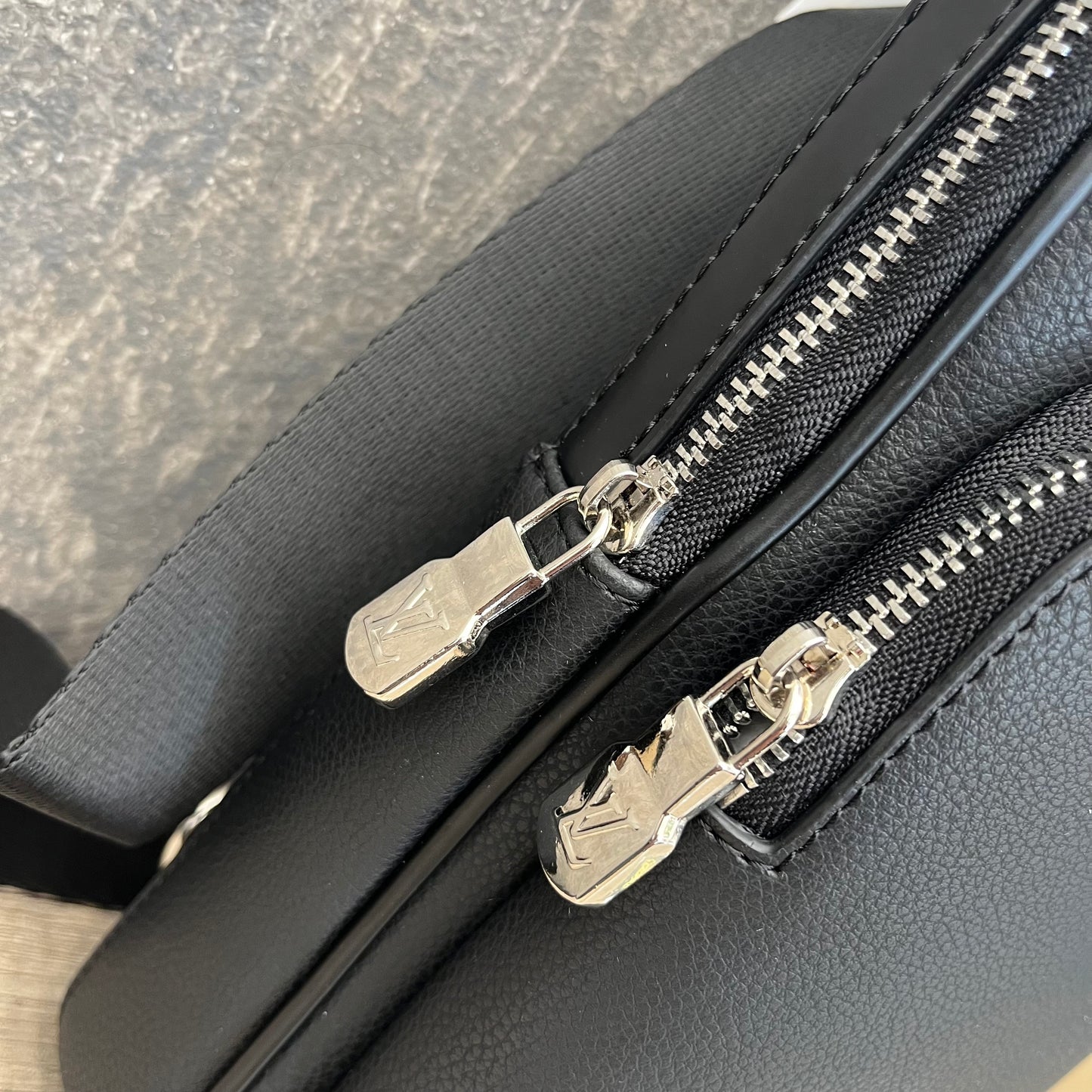 LV Avenue Slingbag NM Black