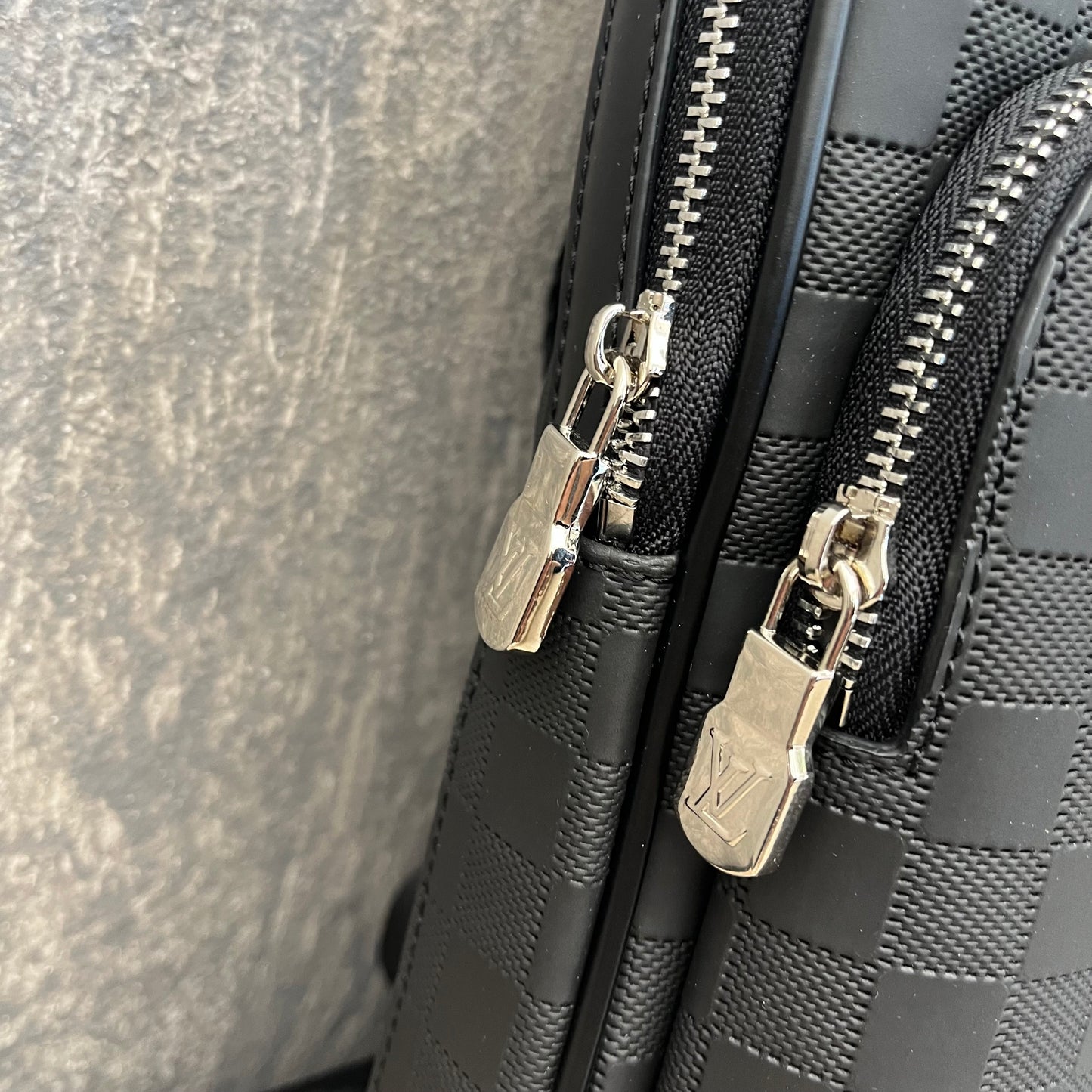 LV Avenue Slingbag NM Black Damier