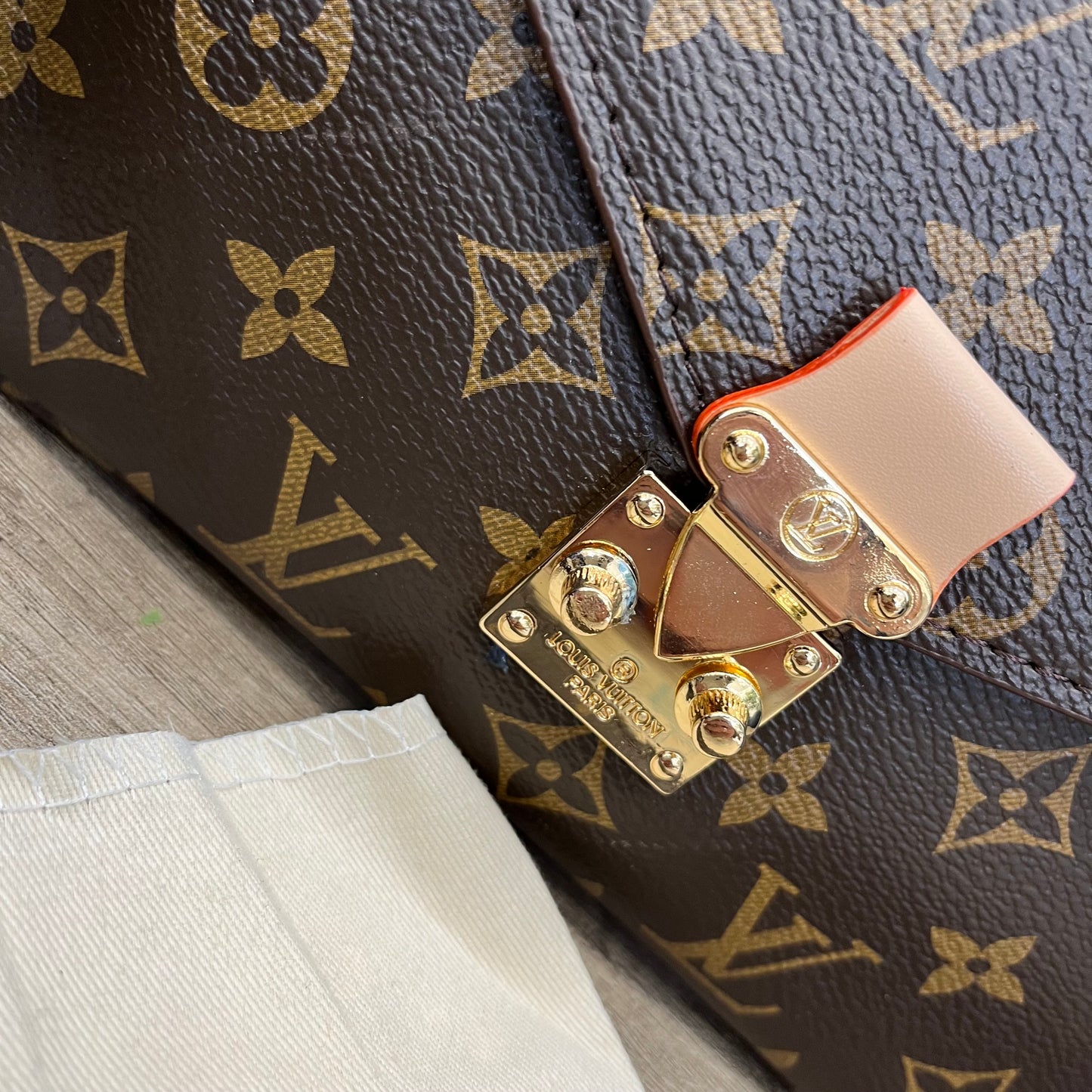 LV Pochette Metis